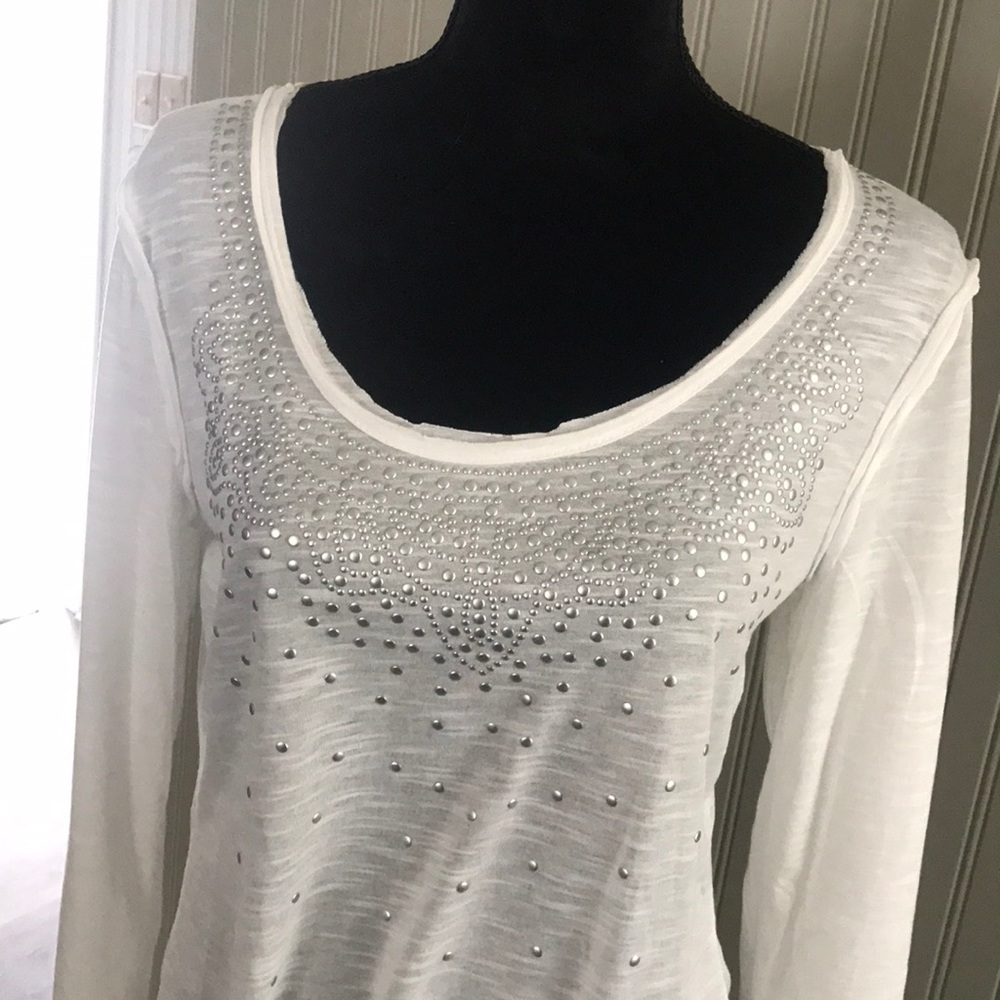 Trendy white T-shirt!